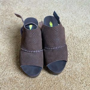 Open toe wedges with adjustable strap